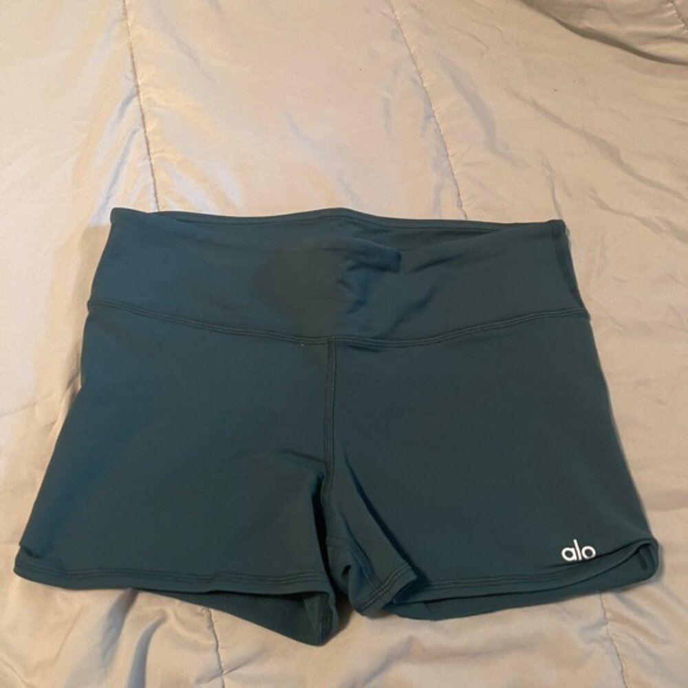 Like new Alo yoga bare it airbrush short - Picture 2 of 4